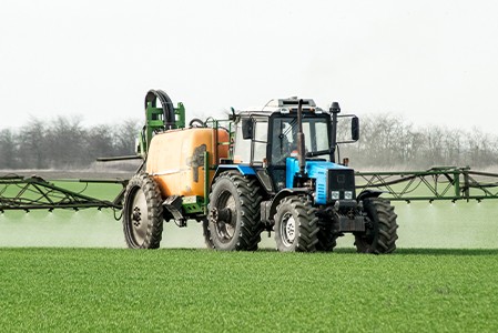 Tractor with a spray device for finely dispersed fertilizer.